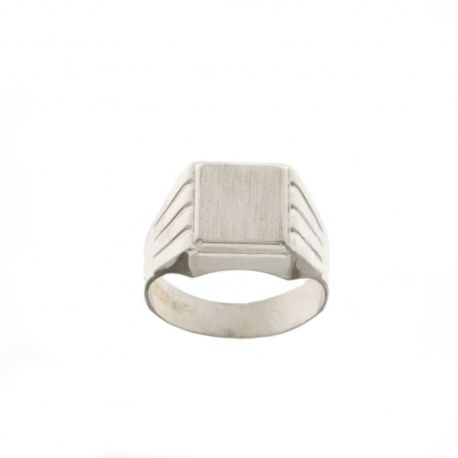 页:1 Kt 750/1000白色金戒指,在磨损的长方形基座上加装装饰品,并被人坐落