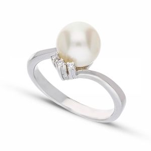 Kvinneleg ring i 18 karat...