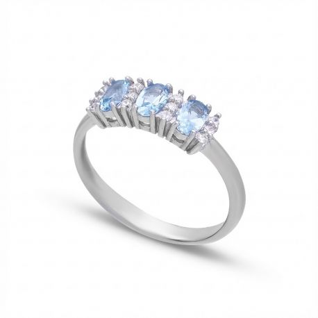 Anillo de trilogía de topacio azul y circonita blanca en oro blanco de 18 quilates